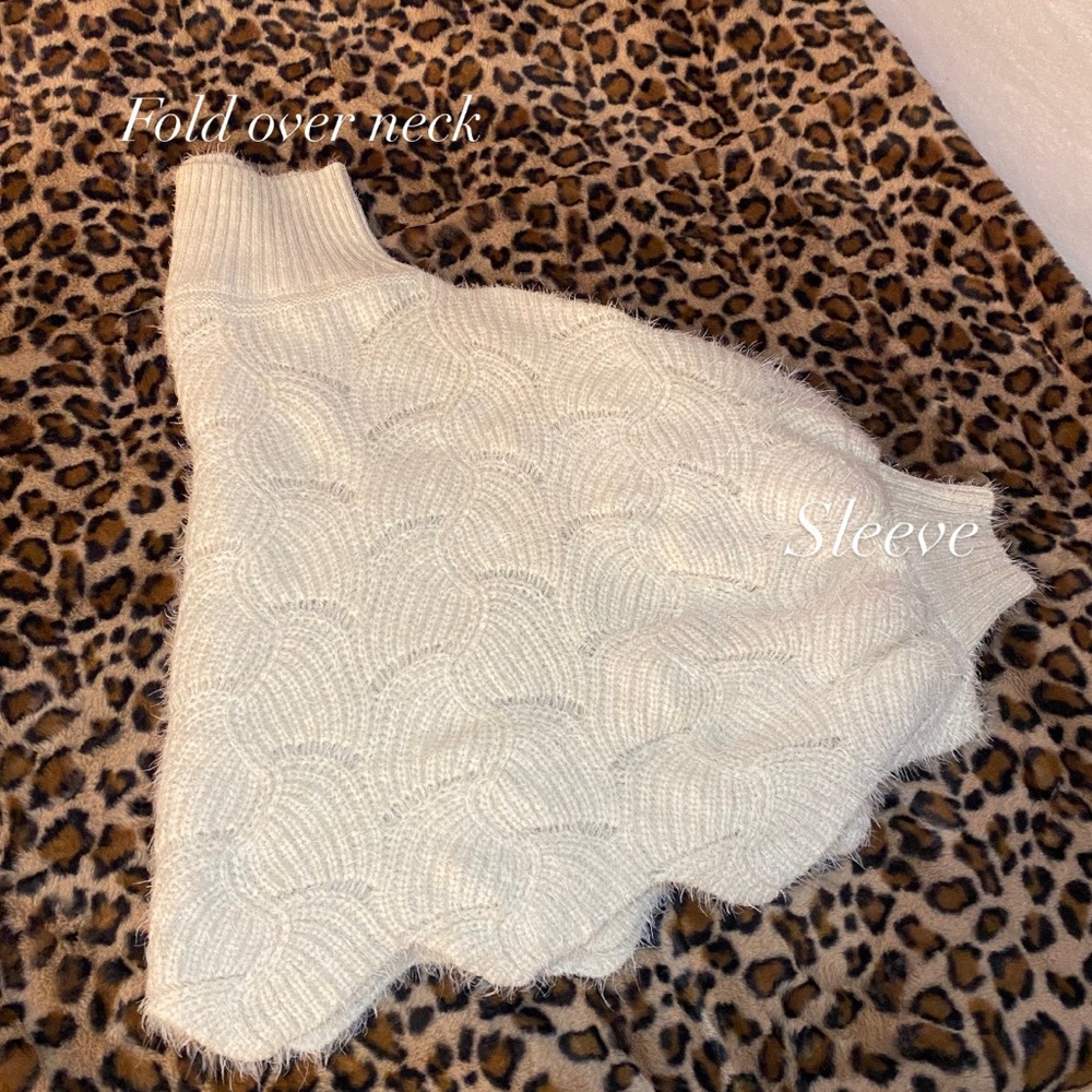 🎀 Unique Anthropologie cream sweater